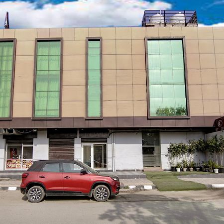 Hotel Silky Palace Near Igi Airportt 뉴델리 외부 사진