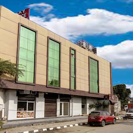 Hotel Silky Palace Near Igi Airportt 뉴델리 외부 사진