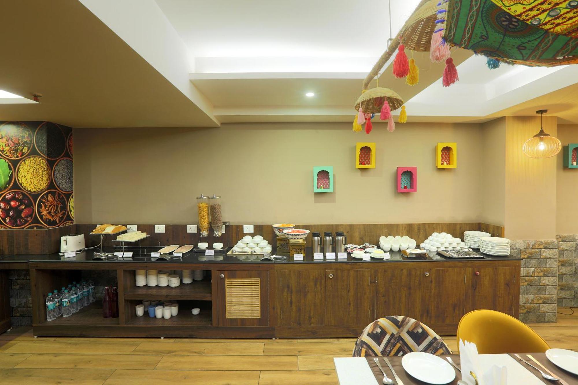 Hotel Silky Palace Near Igi Airportt 뉴델리 외부 사진