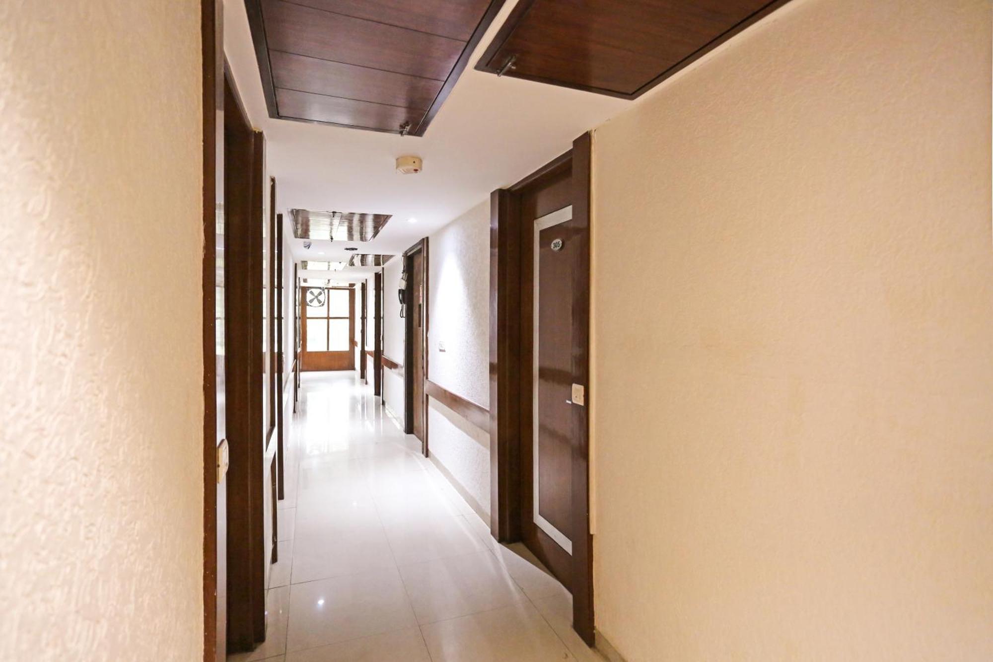 Hotel Silky Palace Near Igi Airportt 뉴델리 외부 사진