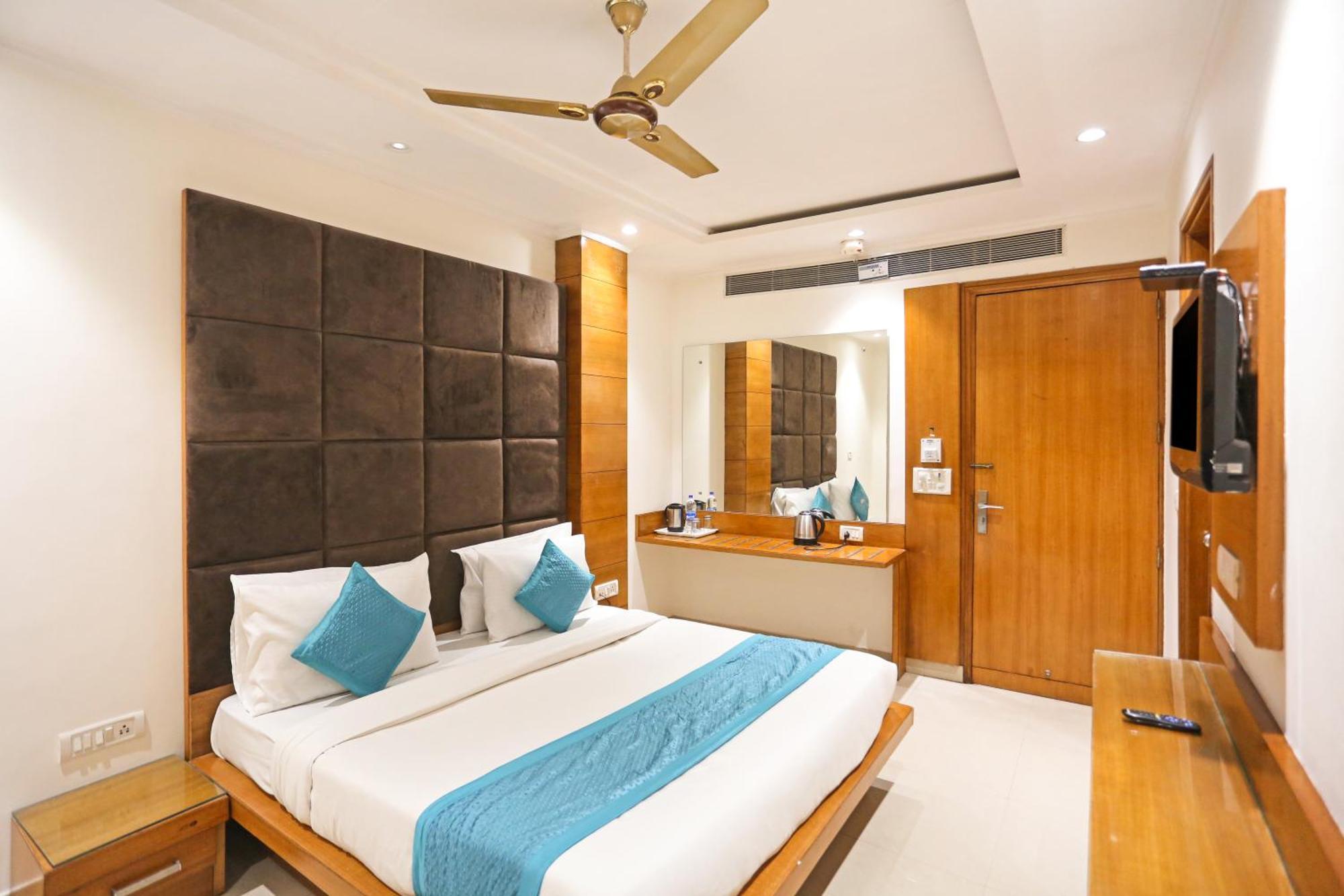 Hotel Silky Palace Near Igi Airportt 뉴델리 외부 사진