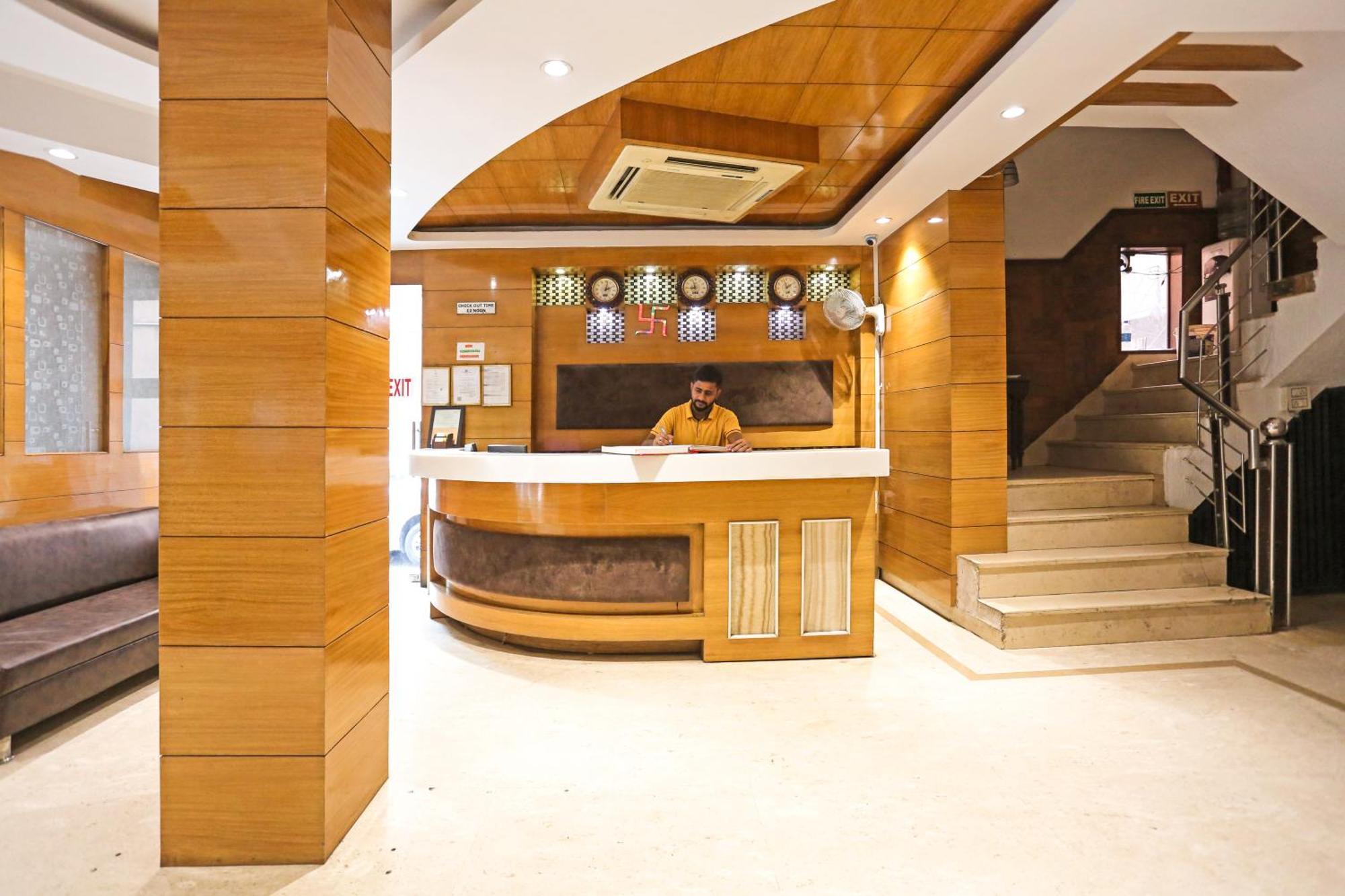 Hotel Silky Palace Near Igi Airportt 뉴델리 외부 사진