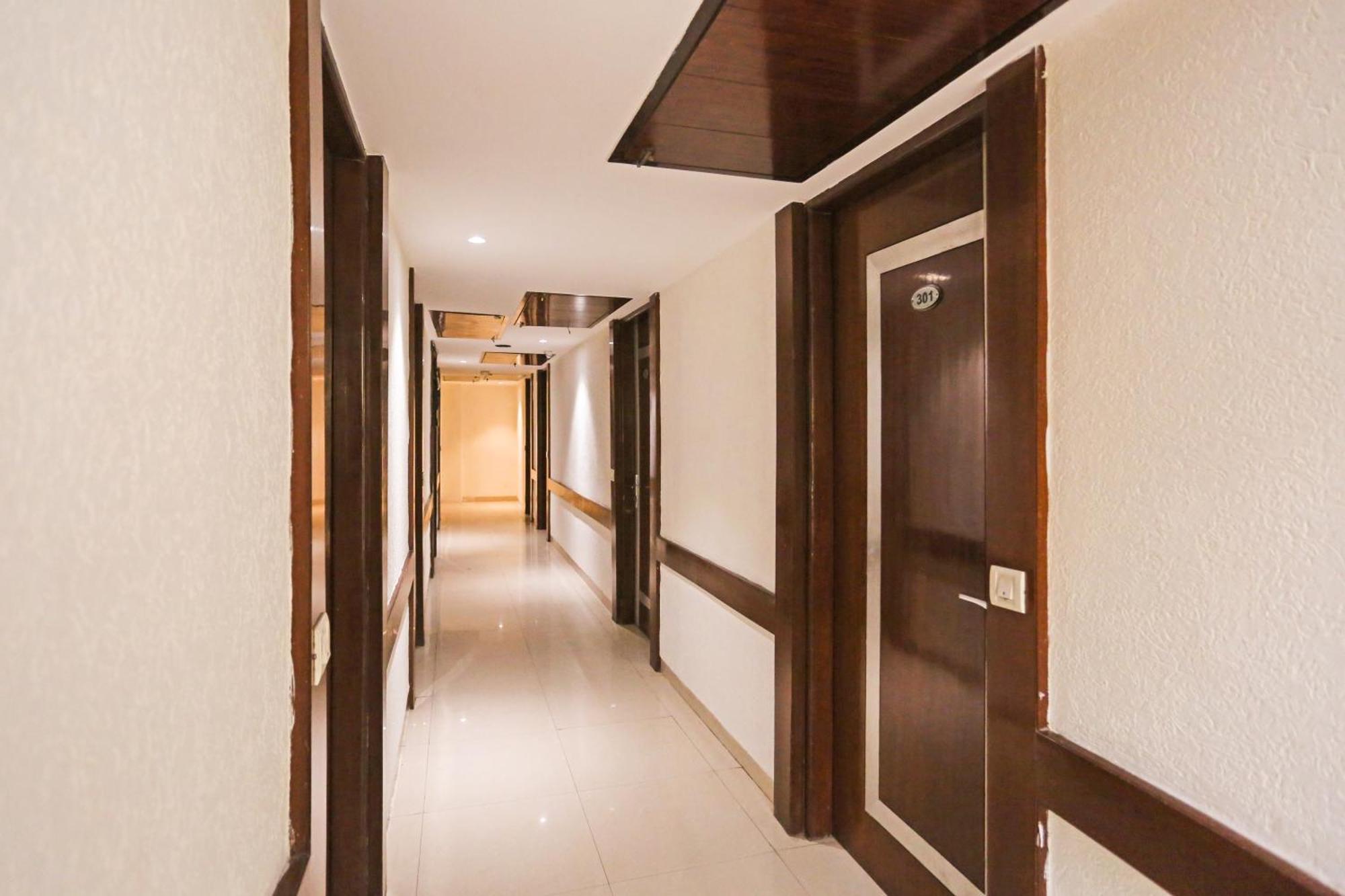 Hotel Silky Palace Near Igi Airportt 뉴델리 외부 사진