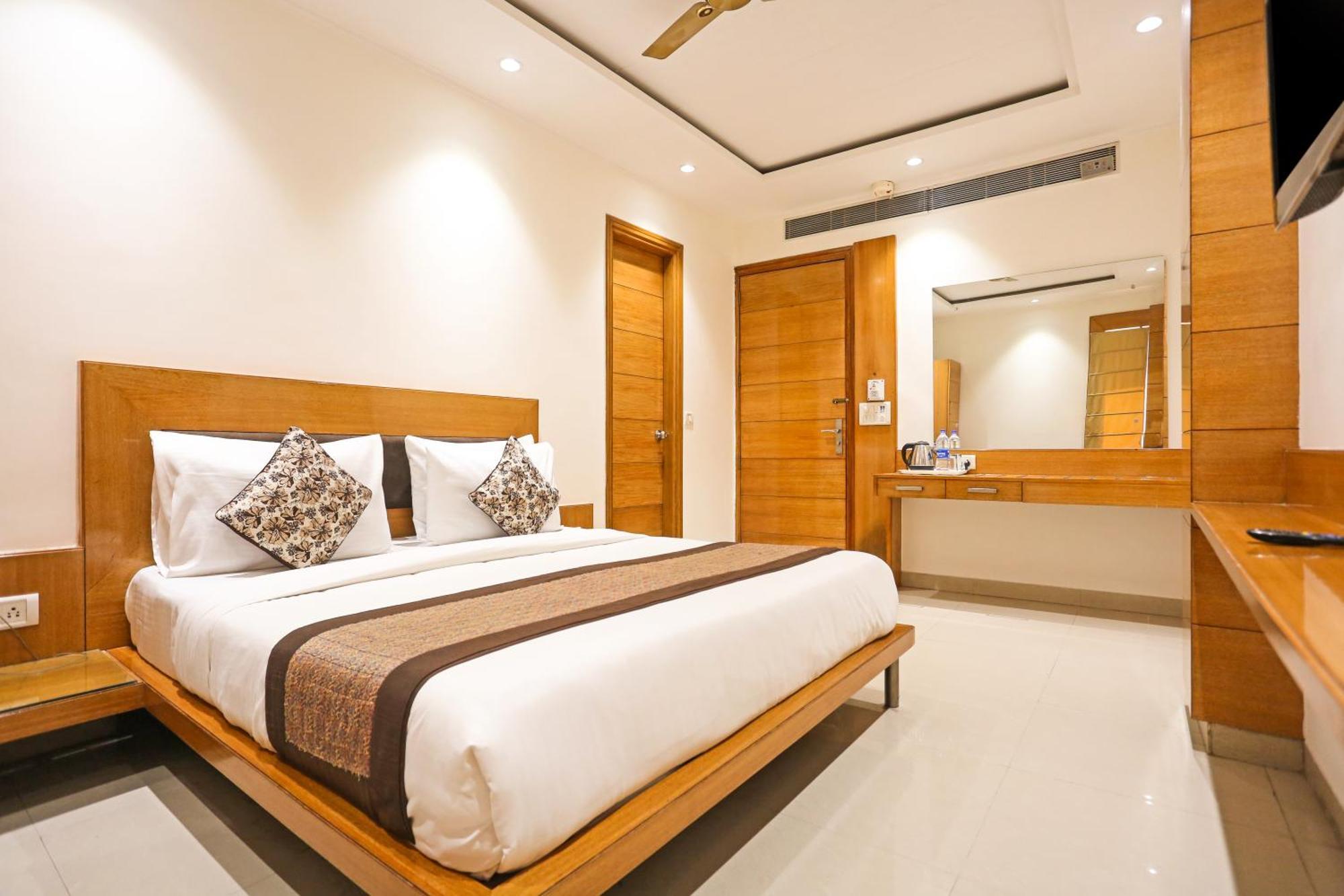Hotel Silky Palace Near Igi Airportt 뉴델리 외부 사진