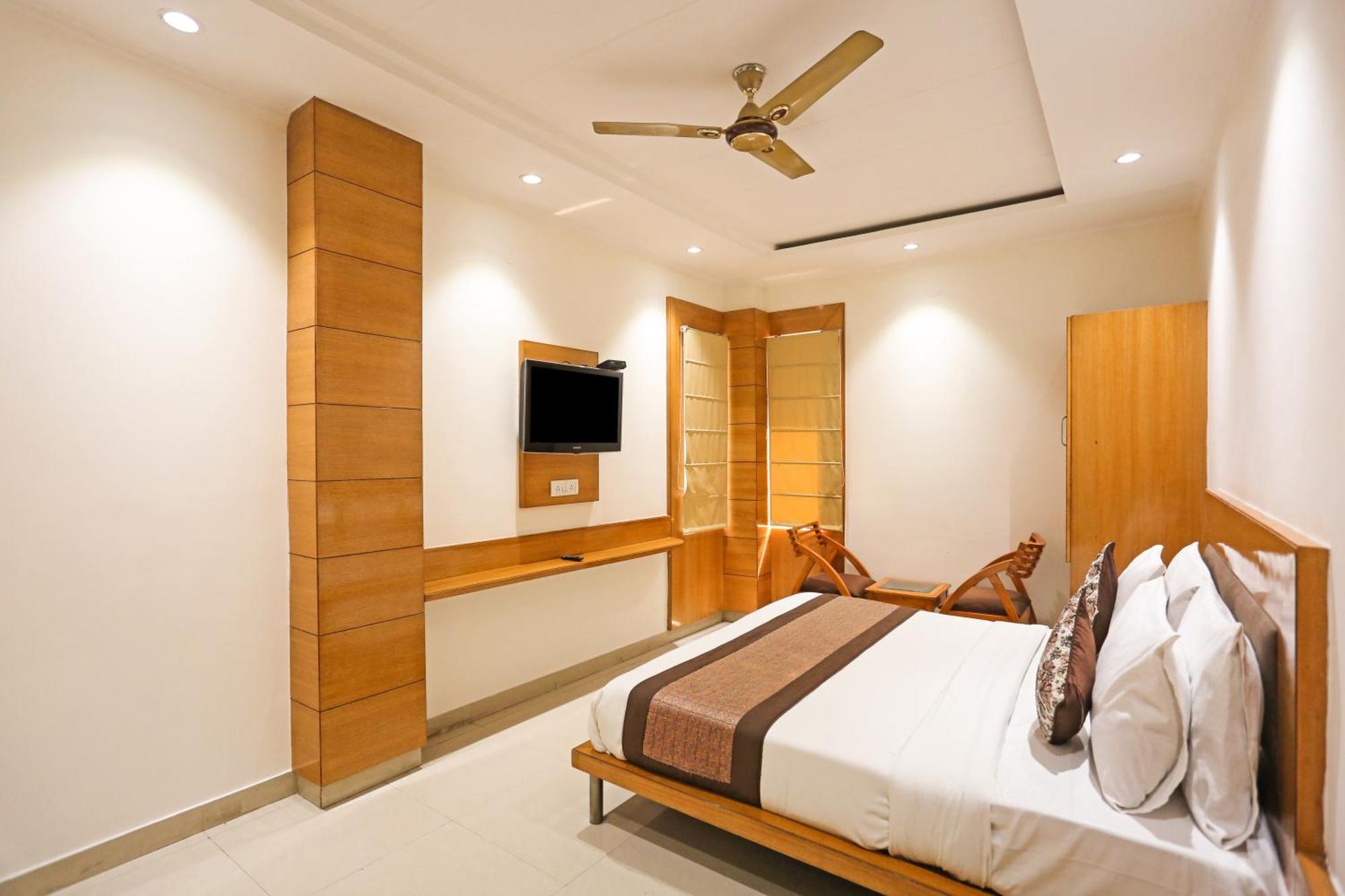Hotel Silky Palace Near Igi Airportt 뉴델리 외부 사진