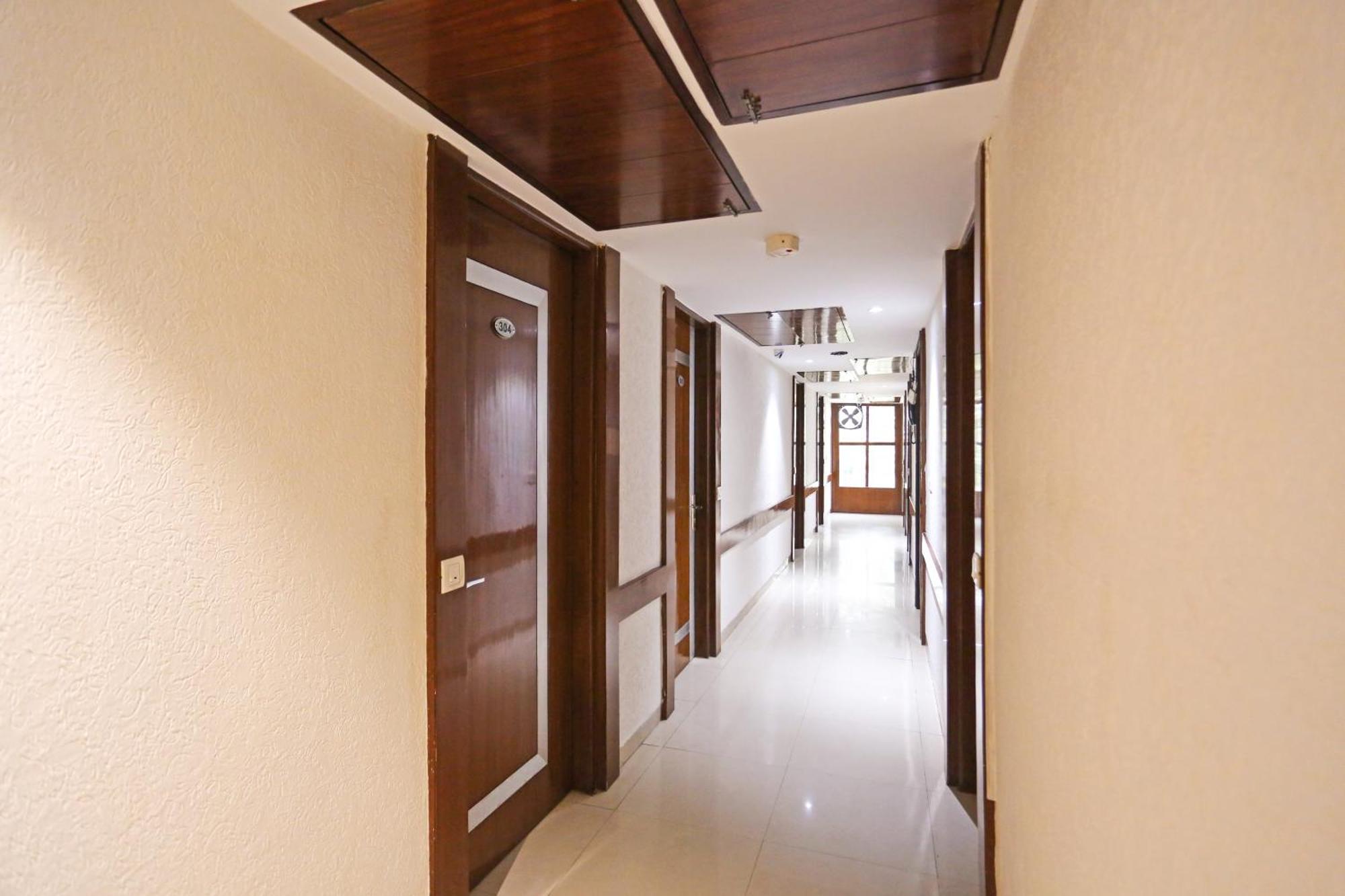 Hotel Silky Palace Near Igi Airportt 뉴델리 외부 사진