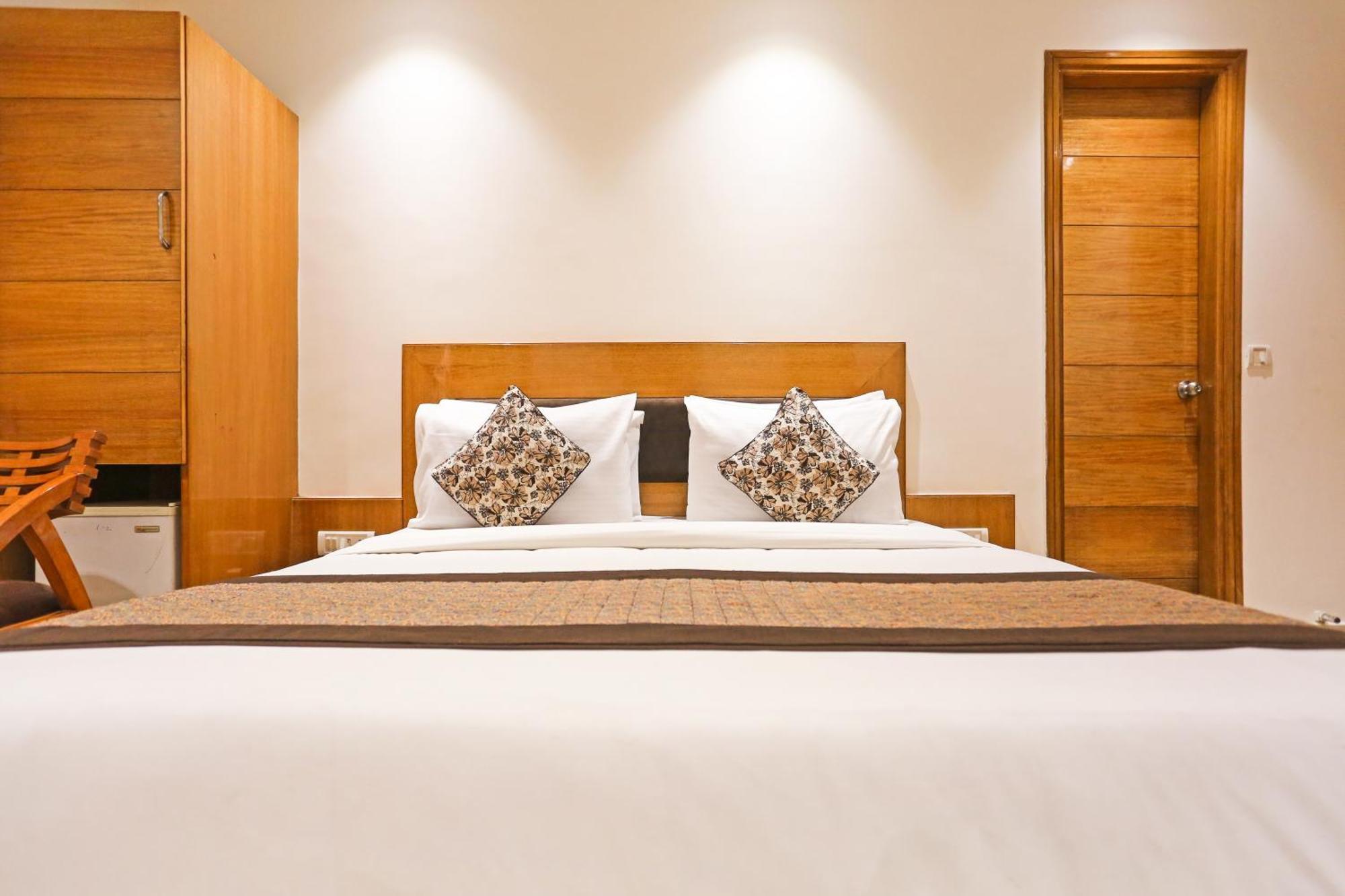 Hotel Silky Palace Near Igi Airportt 뉴델리 외부 사진