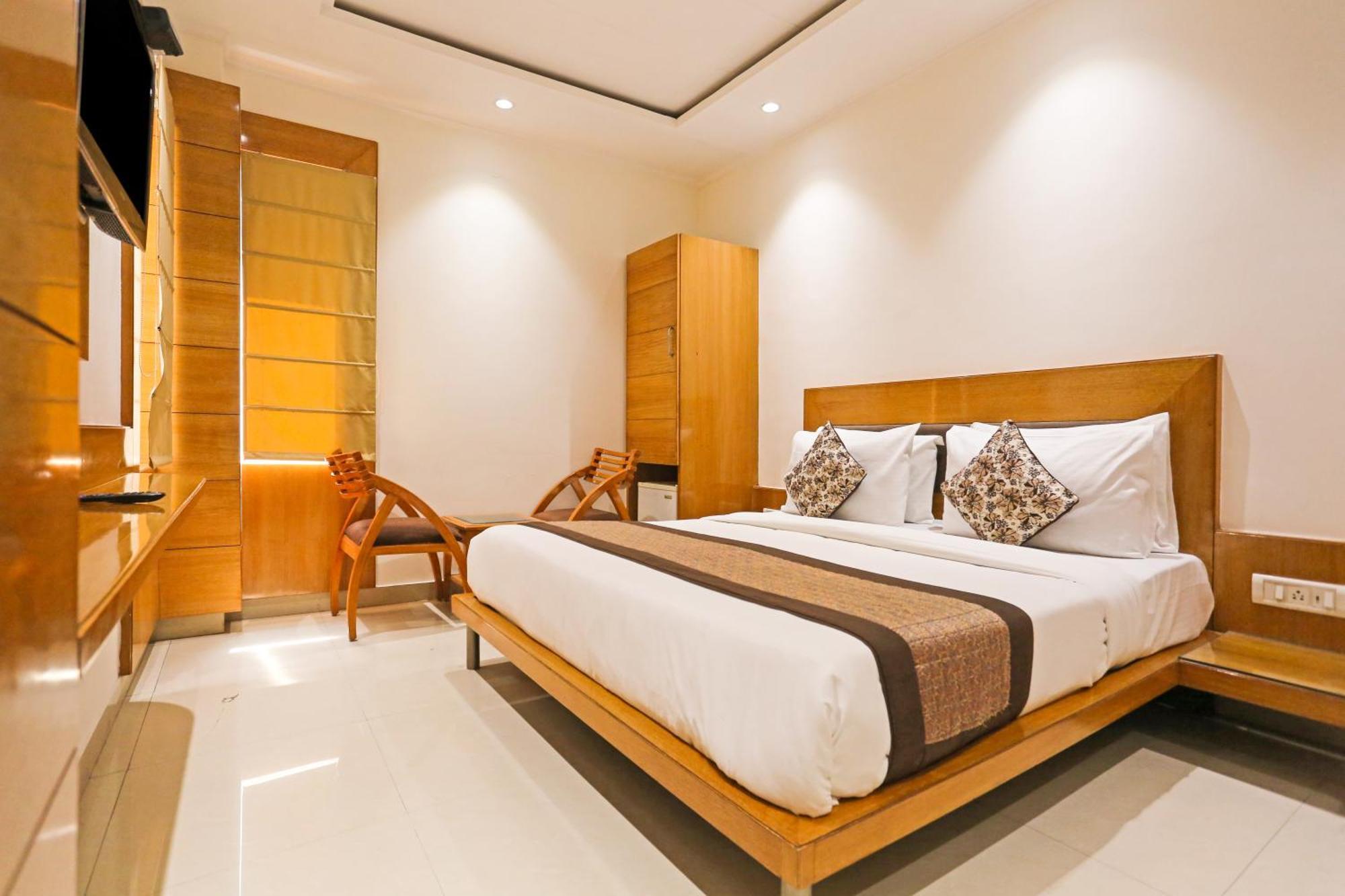 Hotel Silky Palace Near Igi Airportt 뉴델리 외부 사진