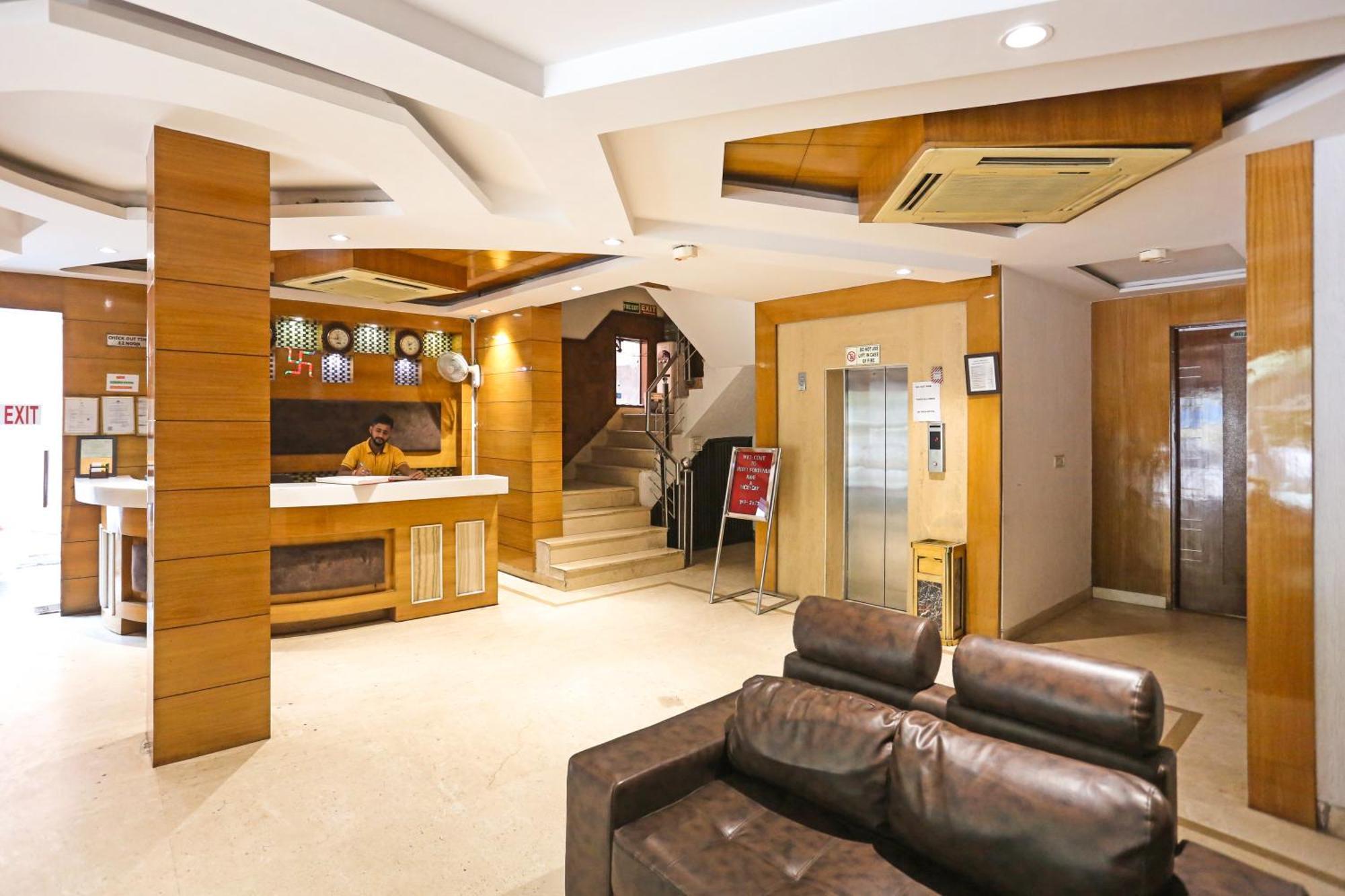 Hotel Silky Palace Near Igi Airportt 뉴델리 외부 사진