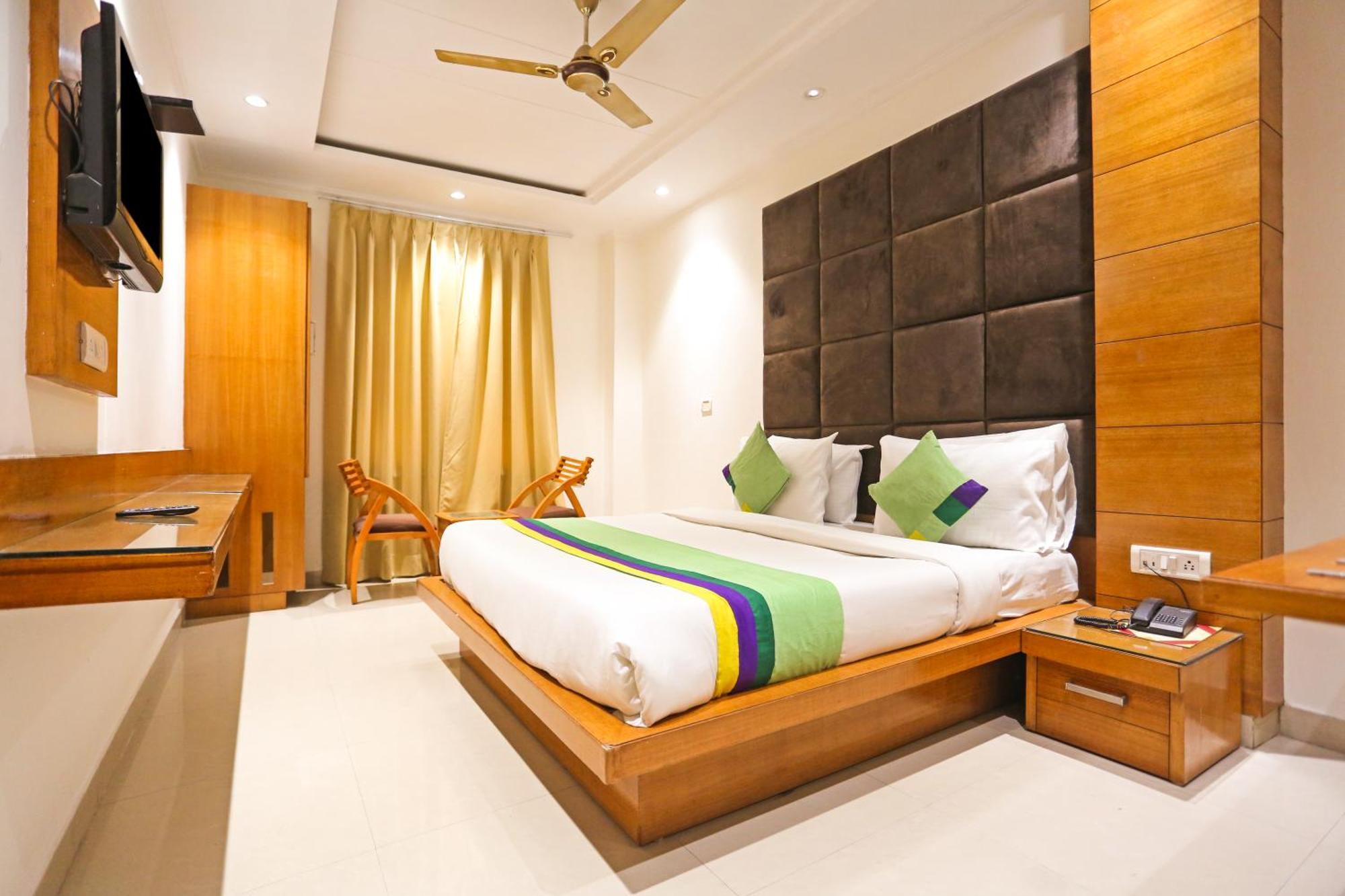 Hotel Silky Palace Near Igi Airportt 뉴델리 외부 사진