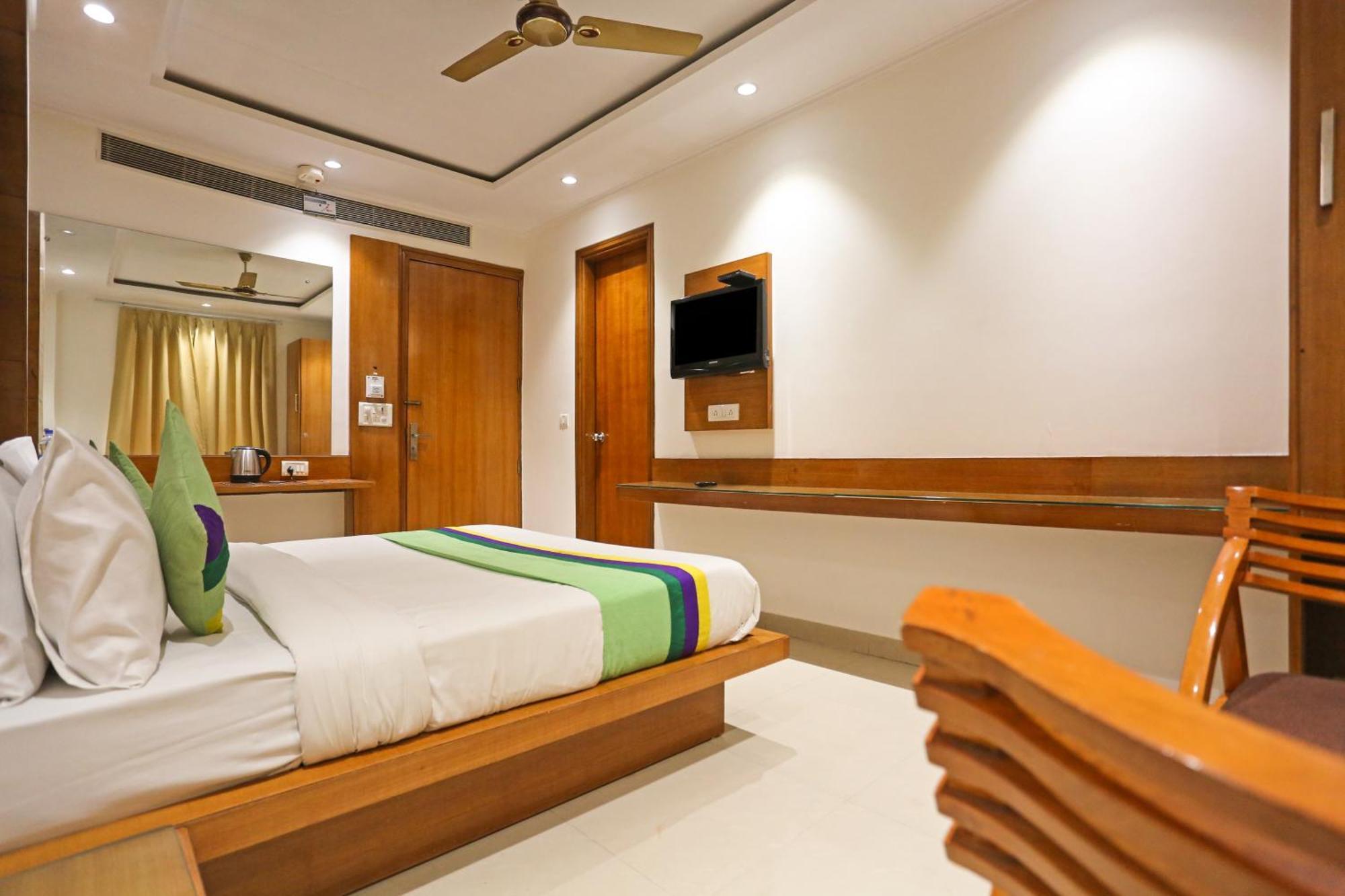 Hotel Silky Palace Near Igi Airportt 뉴델리 외부 사진