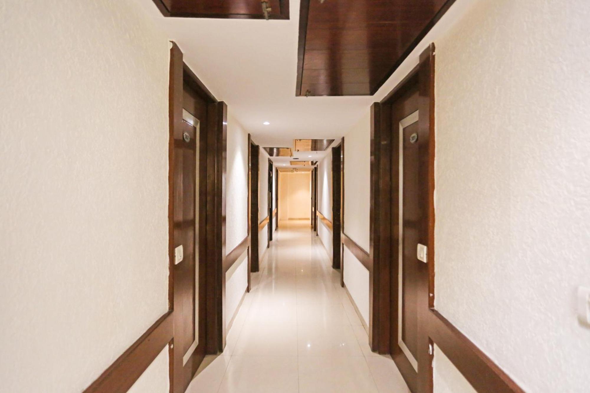 Hotel Silky Palace Near Igi Airportt 뉴델리 외부 사진