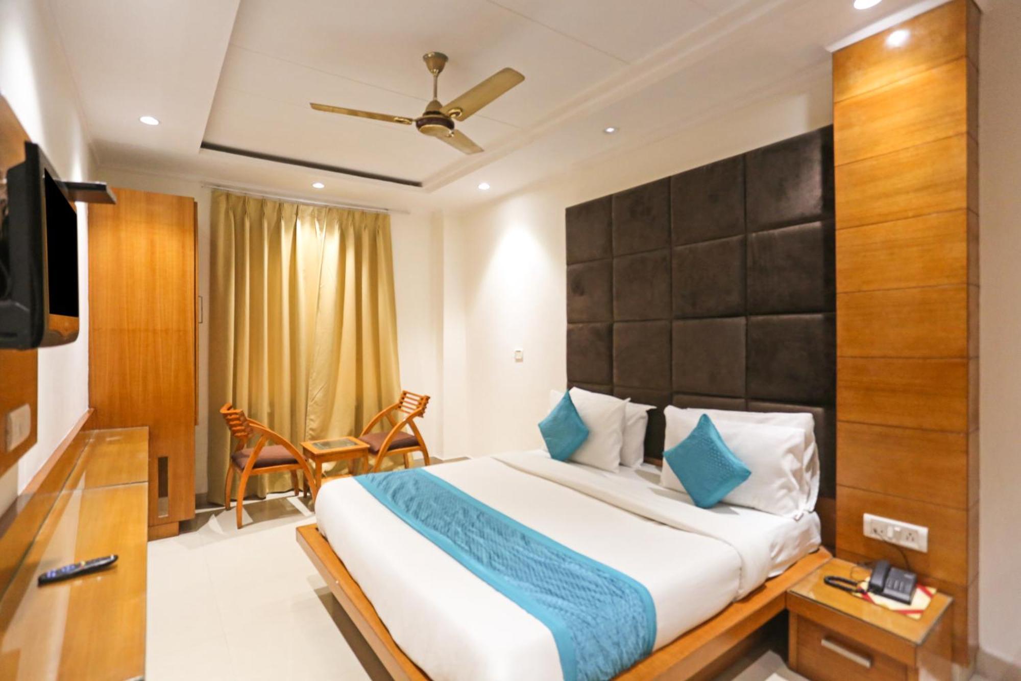Hotel Silky Palace Near Igi Airportt 뉴델리 외부 사진