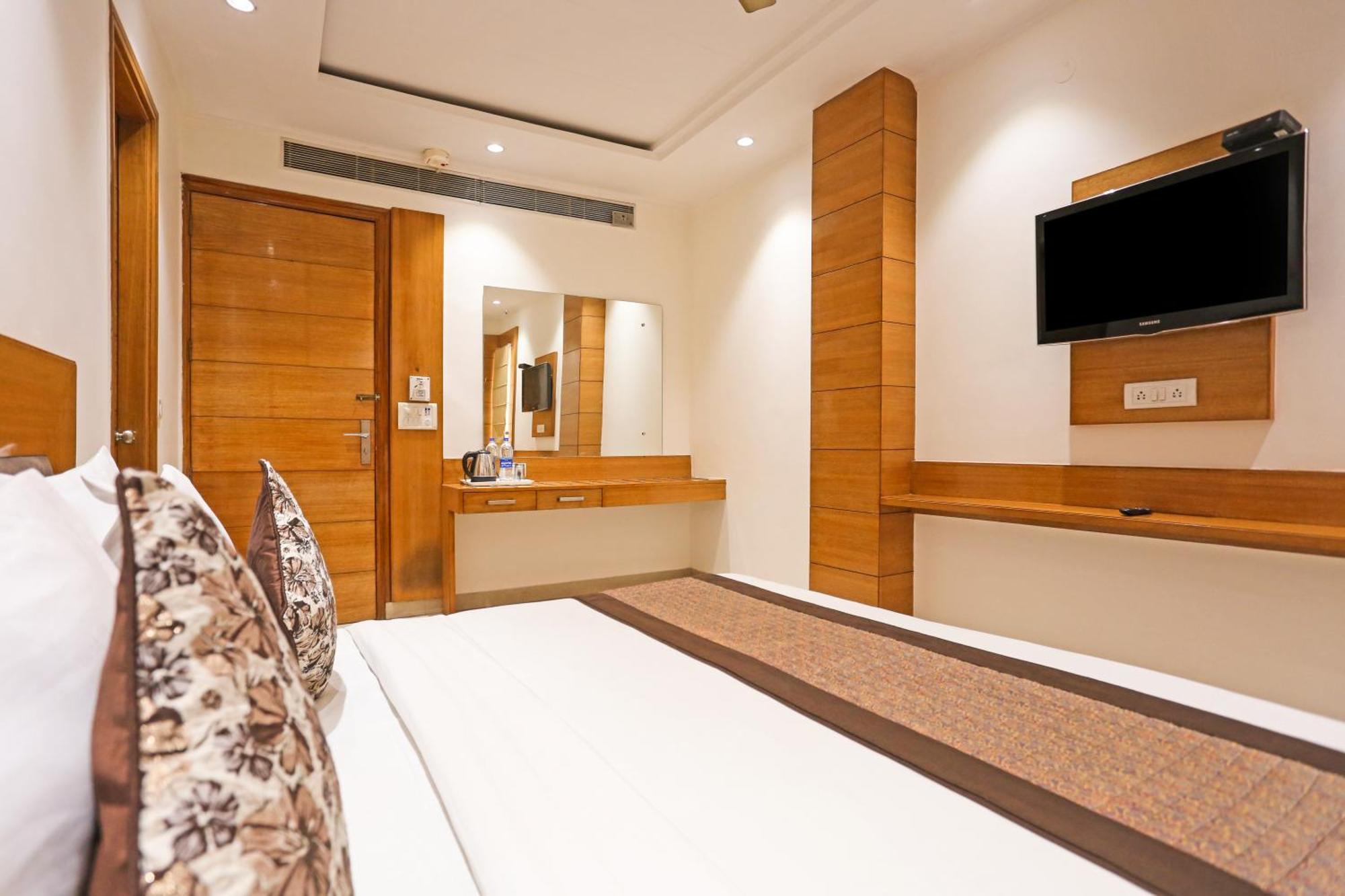 Hotel Silky Palace Near Igi Airportt 뉴델리 외부 사진