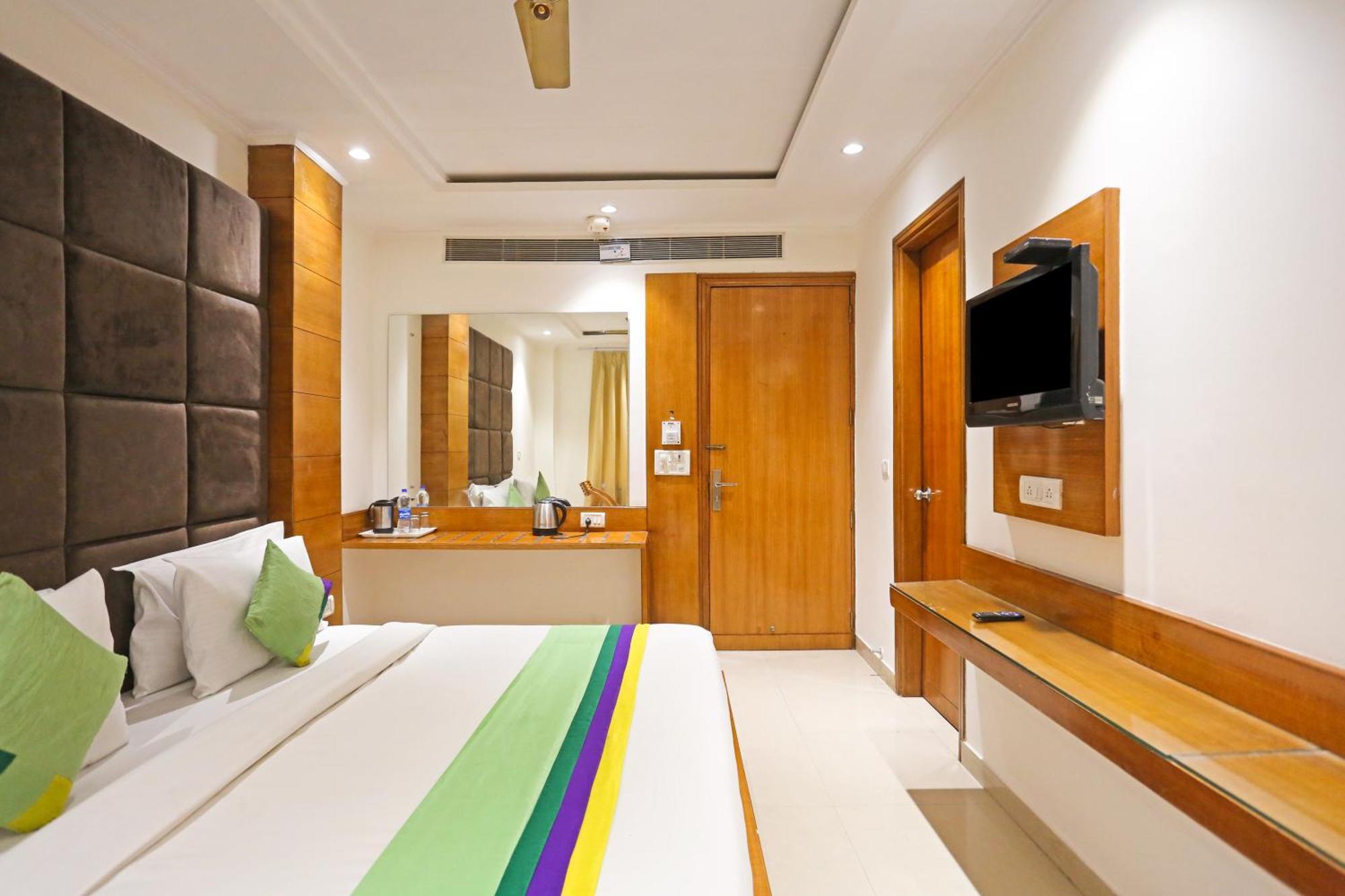 Hotel Silky Palace Near Igi Airportt 뉴델리 외부 사진
