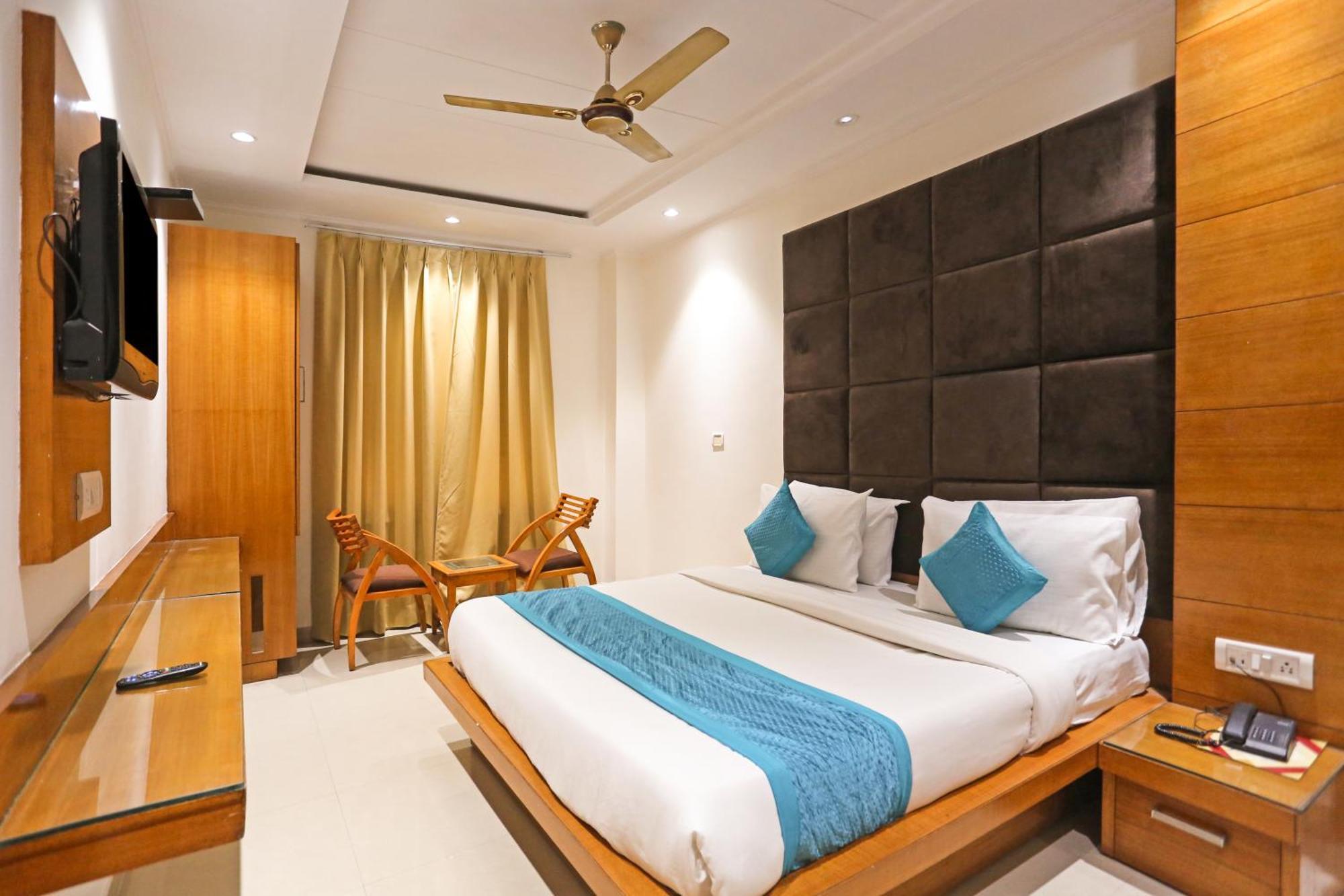 Hotel Silky Palace Near Igi Airportt 뉴델리 외부 사진