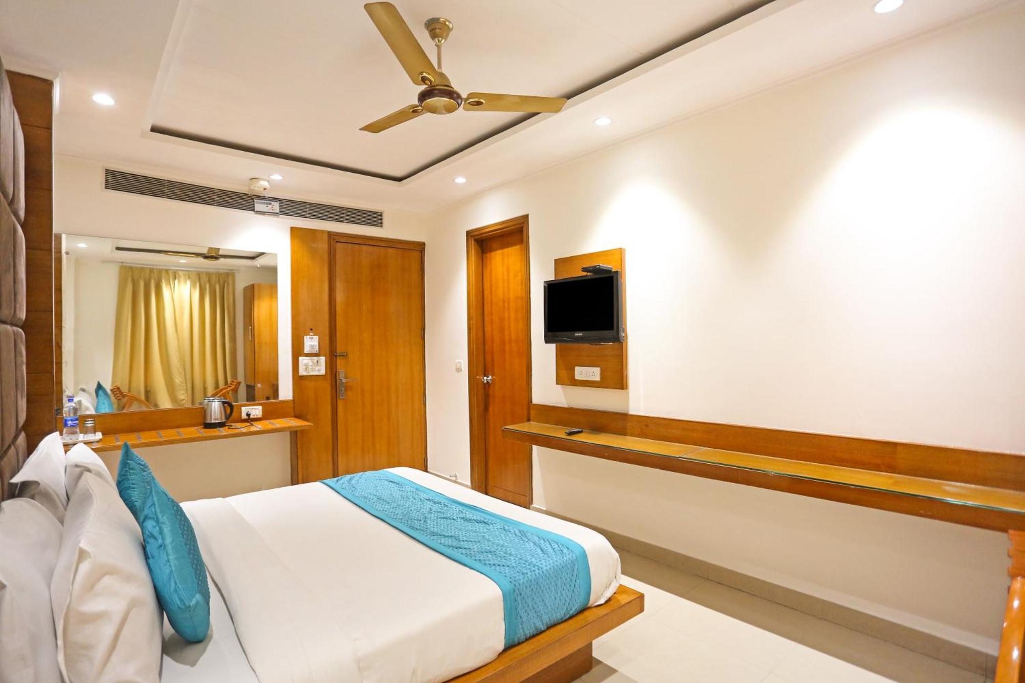 Hotel Silky Palace Near Igi Airportt 뉴델리 외부 사진