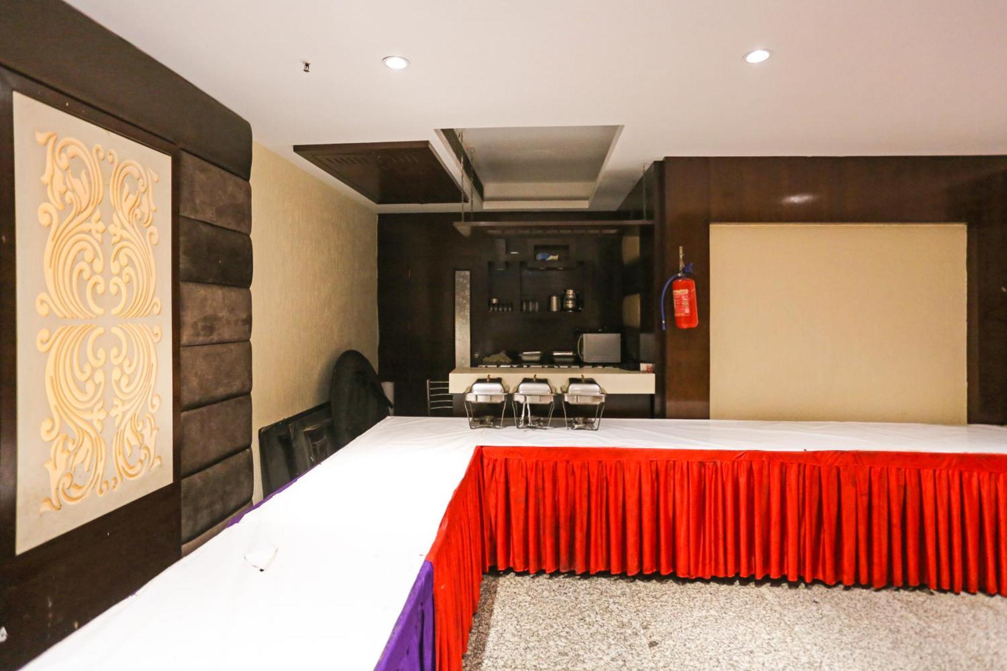 Hotel Silky Palace Near Igi Airportt 뉴델리 외부 사진