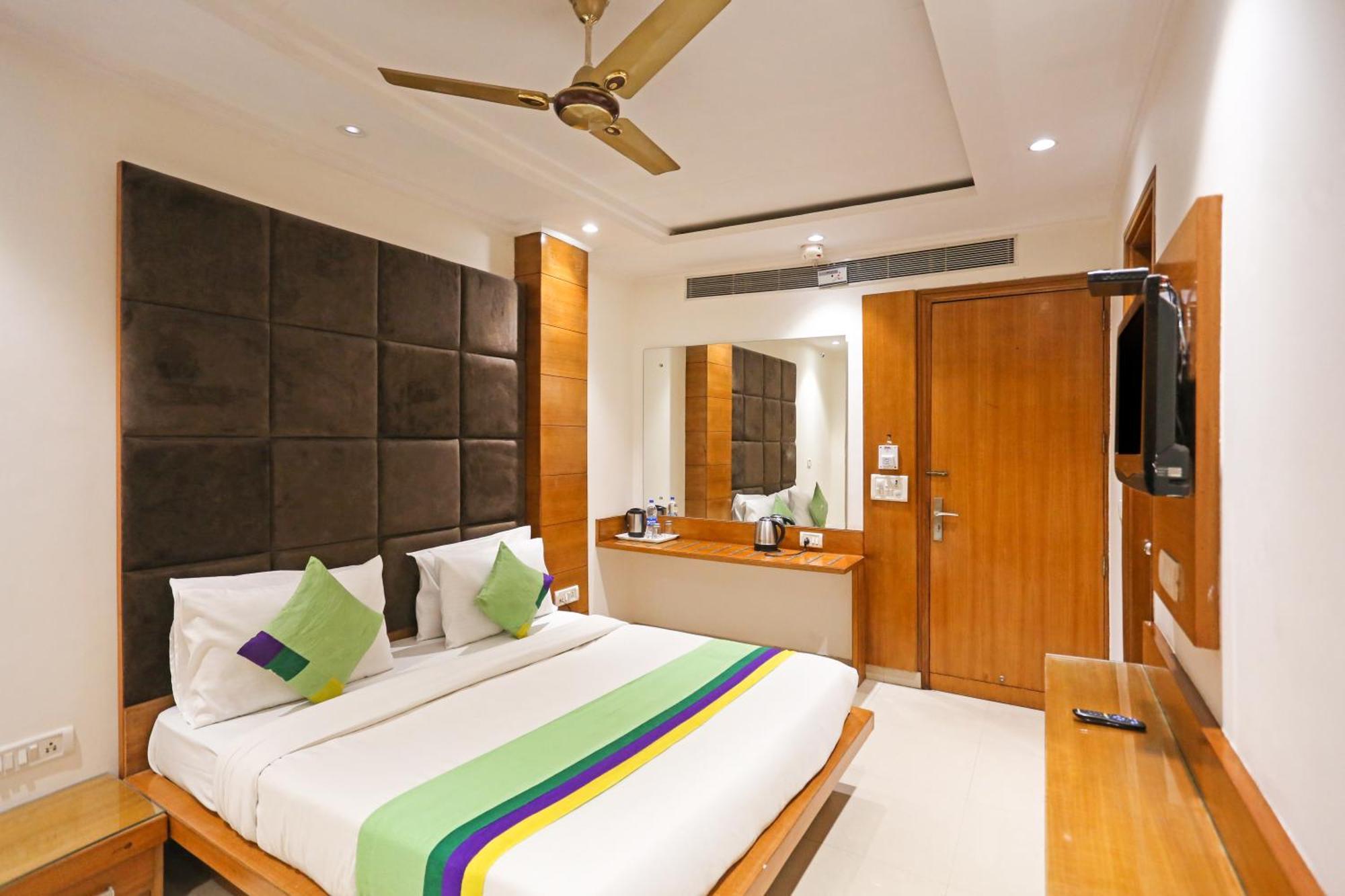 Hotel Silky Palace Near Igi Airportt 뉴델리 외부 사진