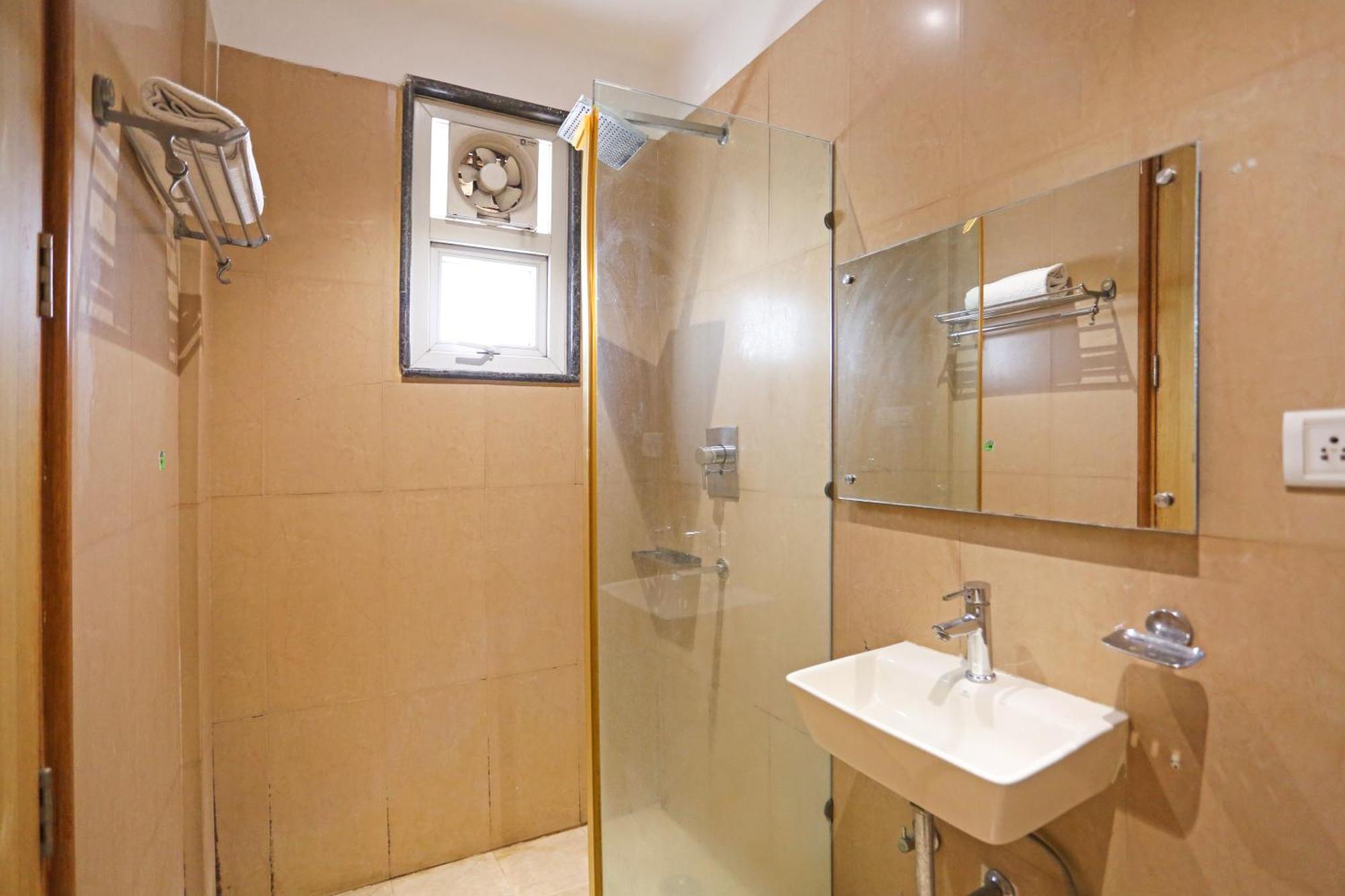 Hotel Silky Palace Near Igi Airportt 뉴델리 외부 사진