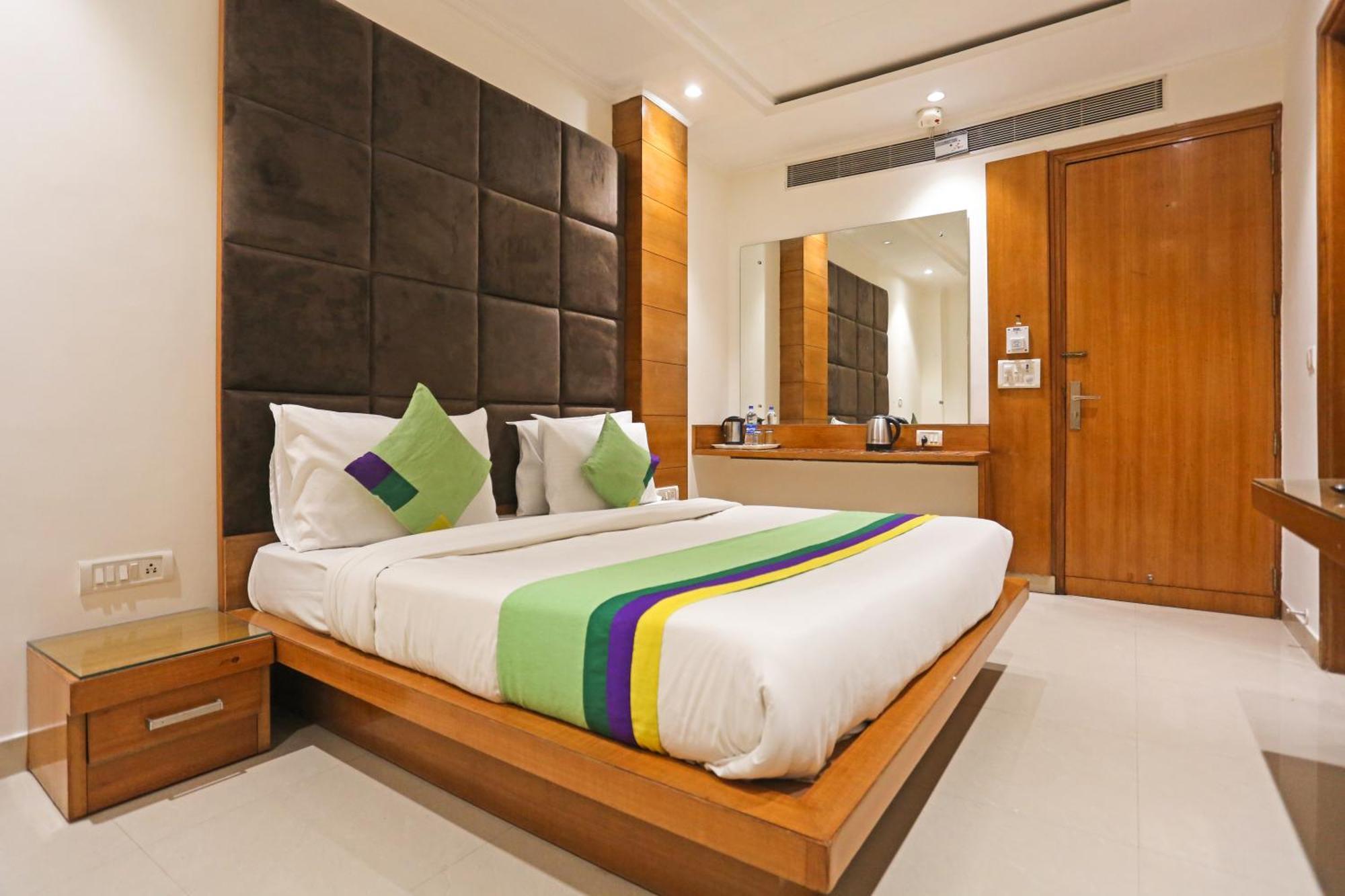 Hotel Silky Palace Near Igi Airportt 뉴델리 외부 사진