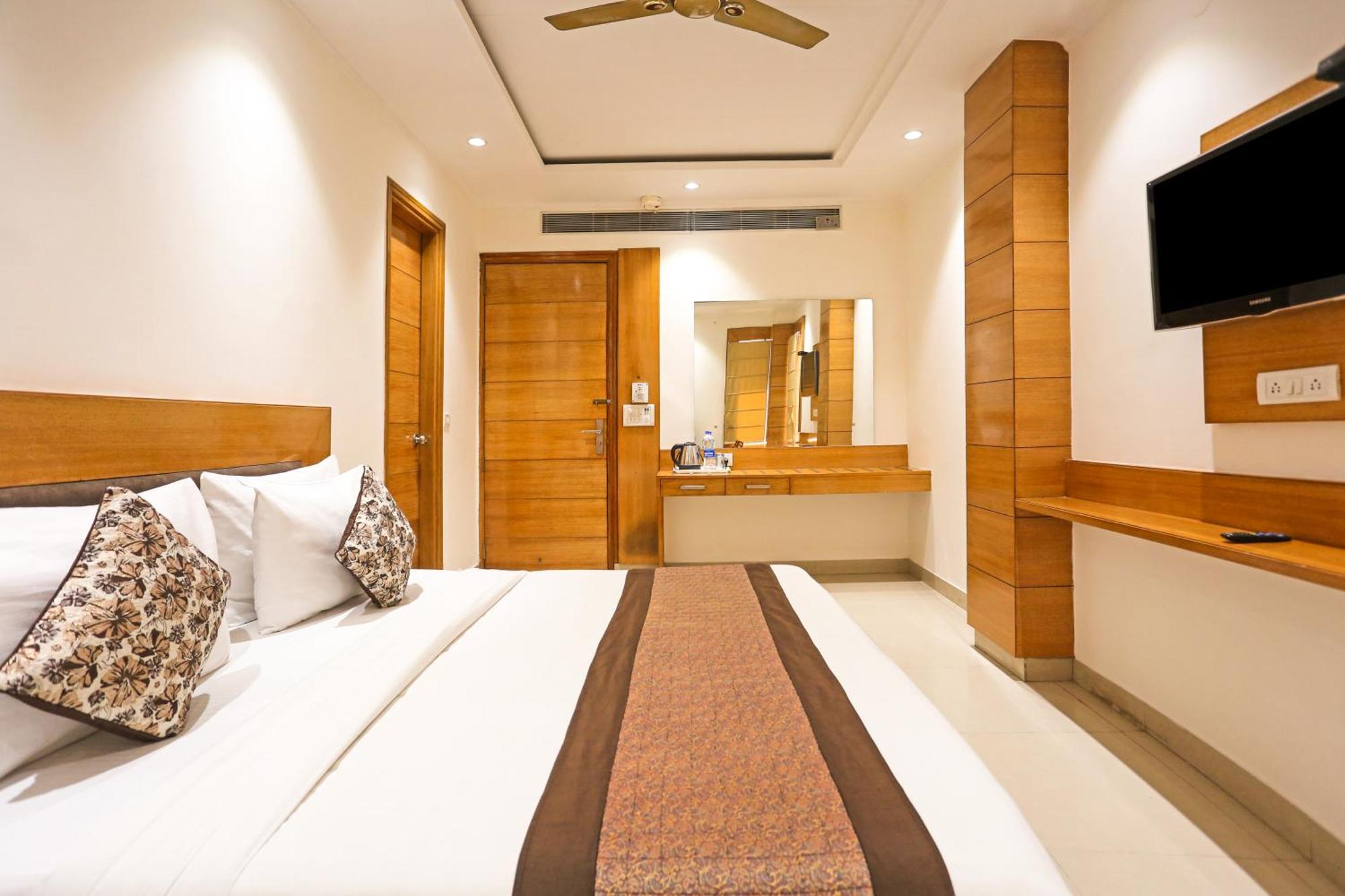 Hotel Silky Palace Near Igi Airportt 뉴델리 외부 사진