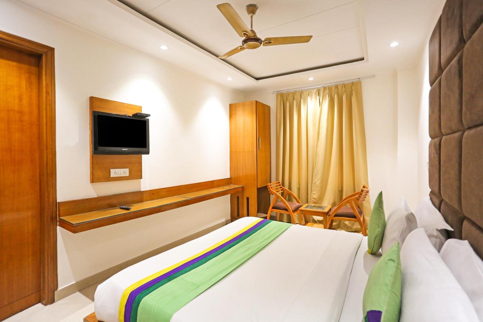 Hotel Silky Palace Near Igi Airportt 뉴델리 외부 사진