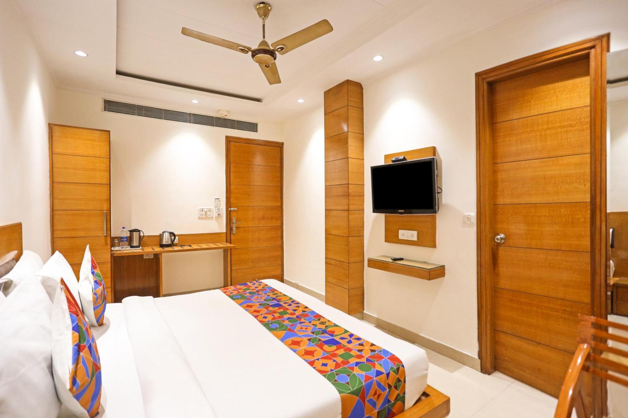 Hotel Silky Palace Near Igi Airportt 뉴델리 외부 사진