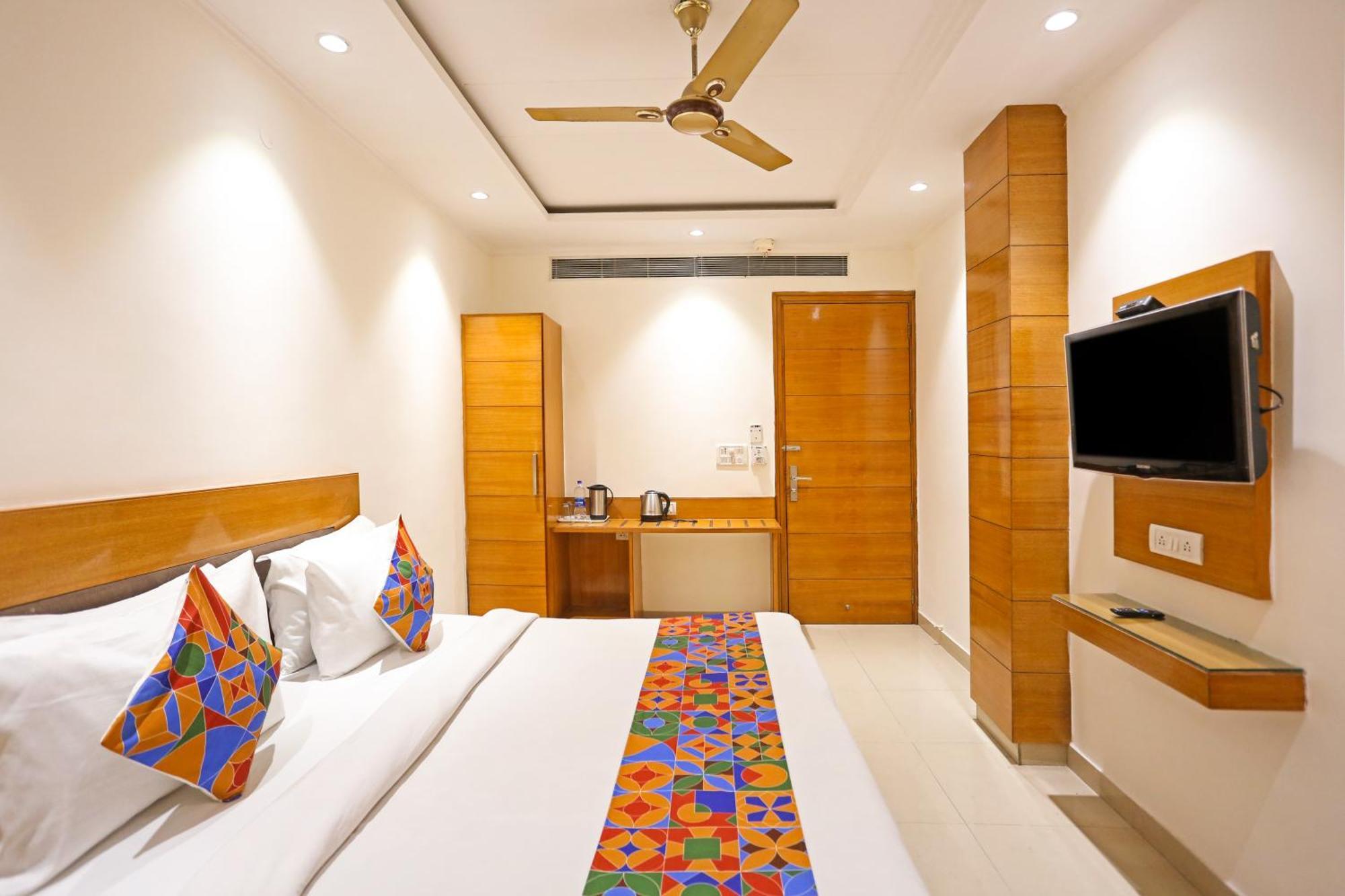 Hotel Silky Palace Near Igi Airportt 뉴델리 외부 사진