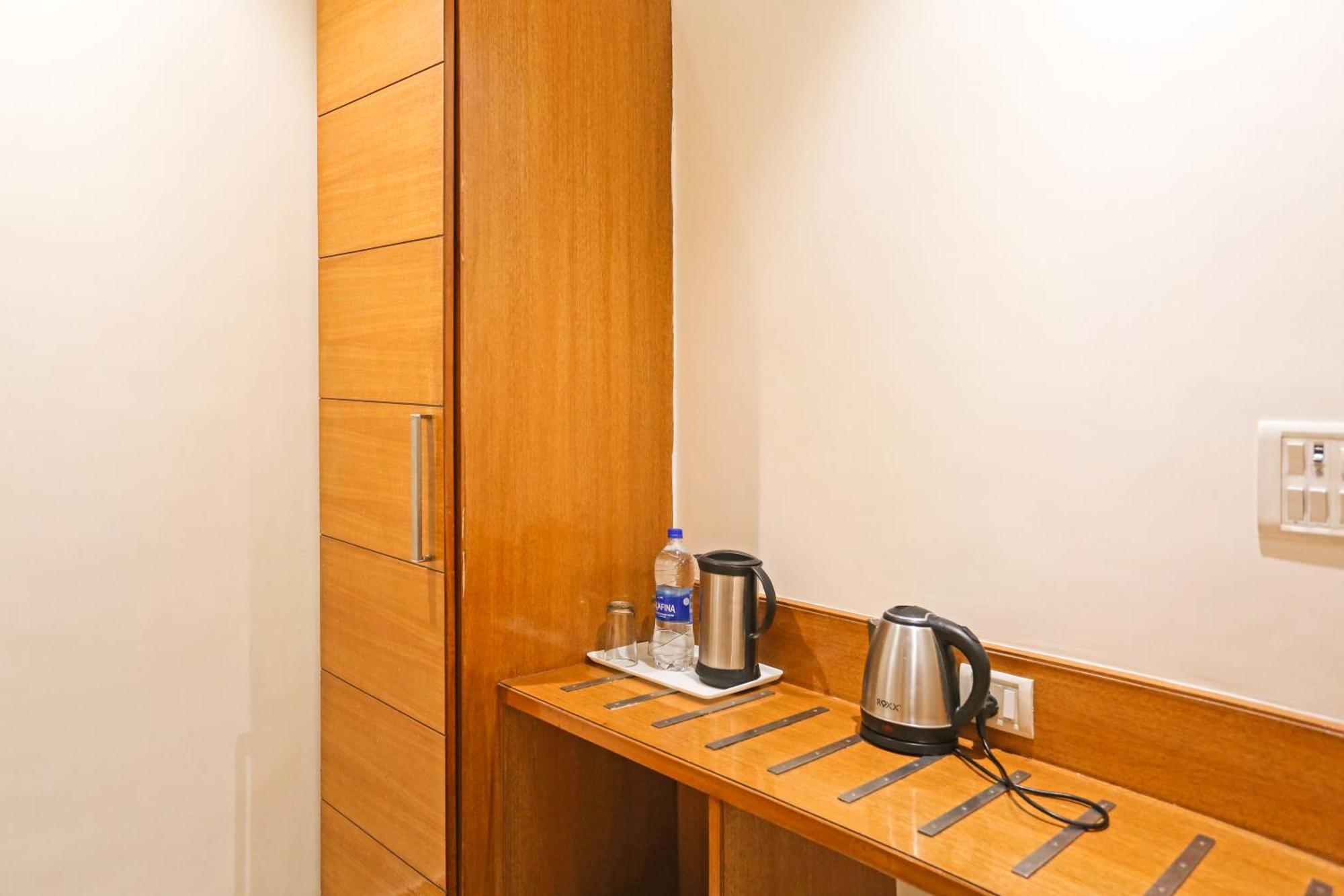 Hotel Silky Palace Near Igi Airportt 뉴델리 외부 사진