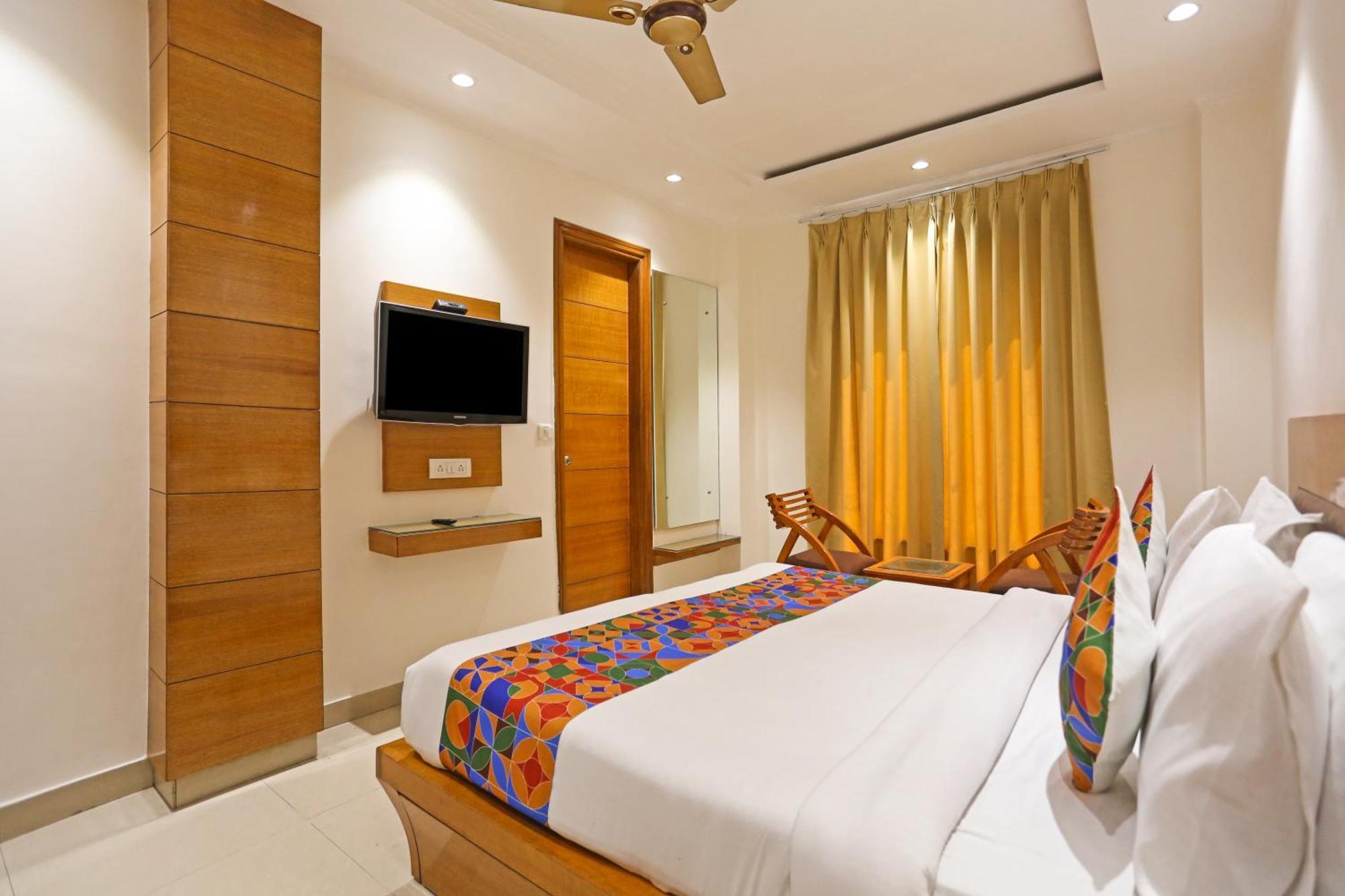 Hotel Silky Palace Near Igi Airportt 뉴델리 외부 사진