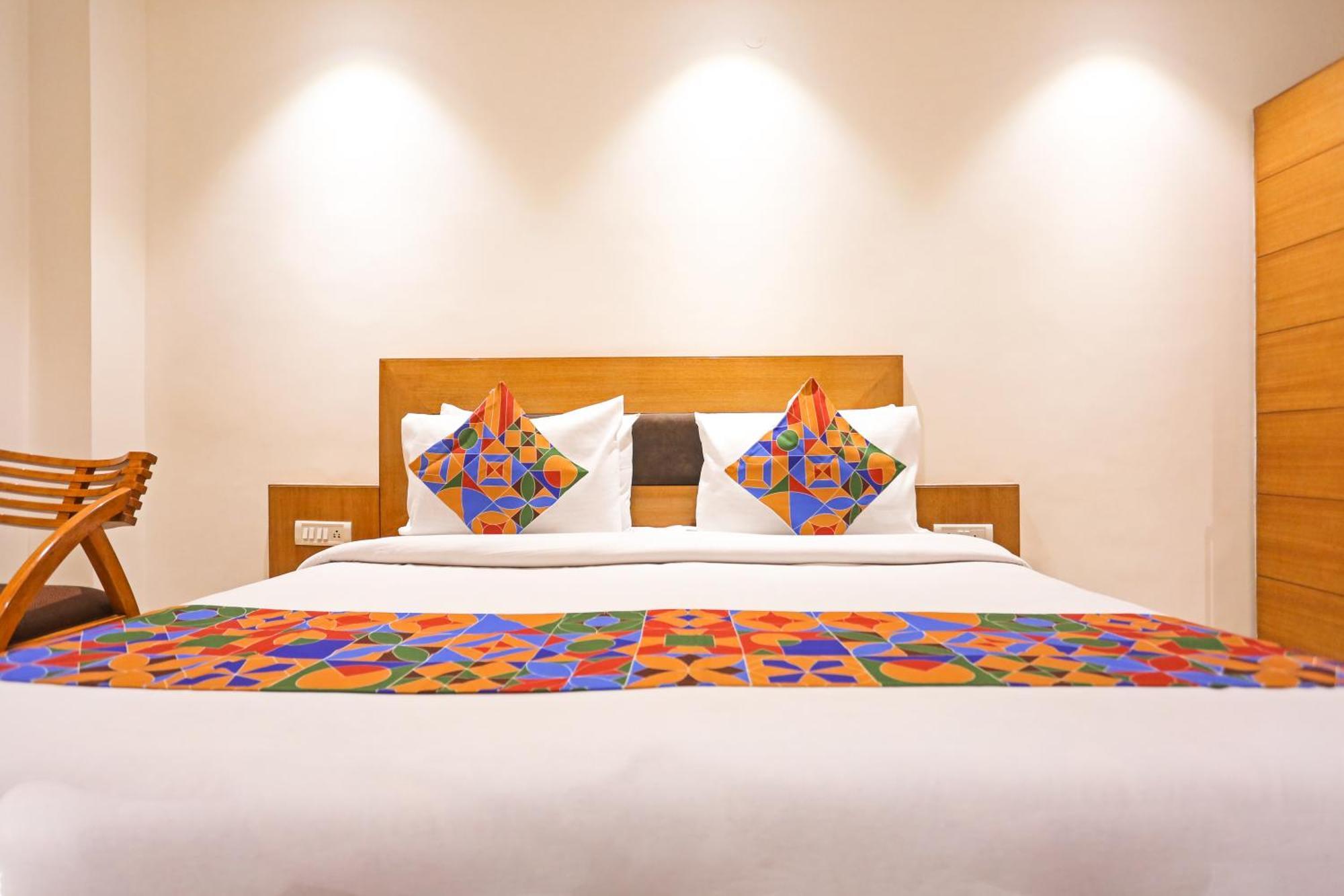 Hotel Silky Palace Near Igi Airportt 뉴델리 외부 사진