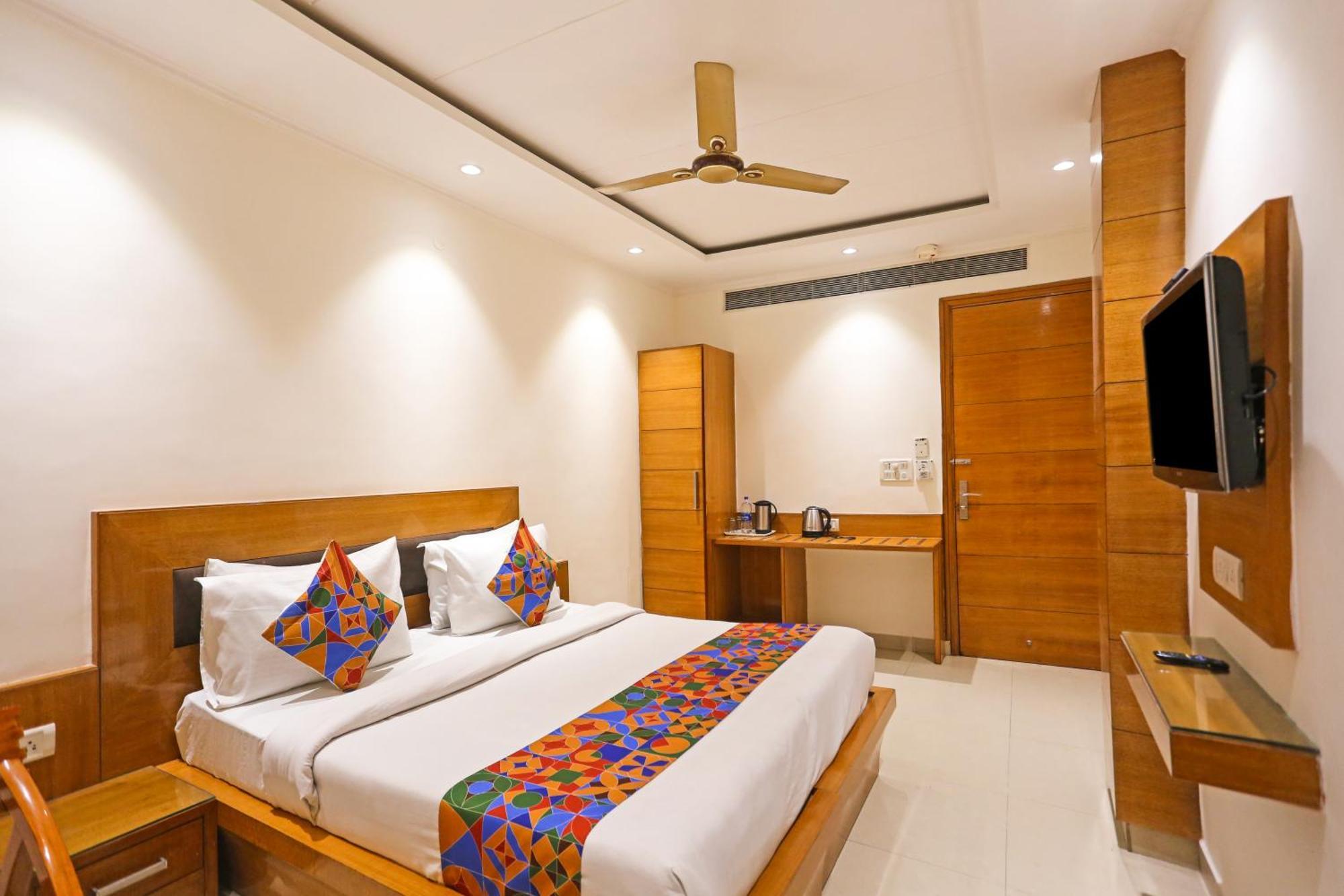 Hotel Silky Palace Near Igi Airportt 뉴델리 외부 사진