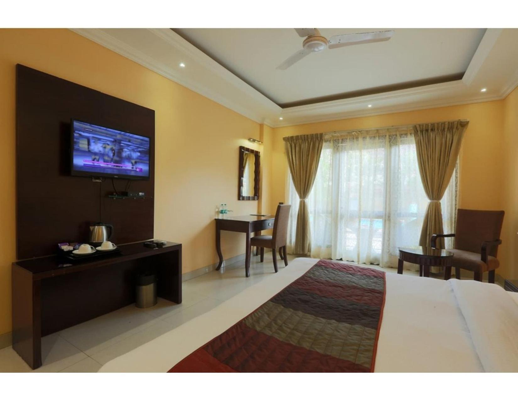 Hotel Silky Palace Near Igi Airportt 뉴델리 외부 사진