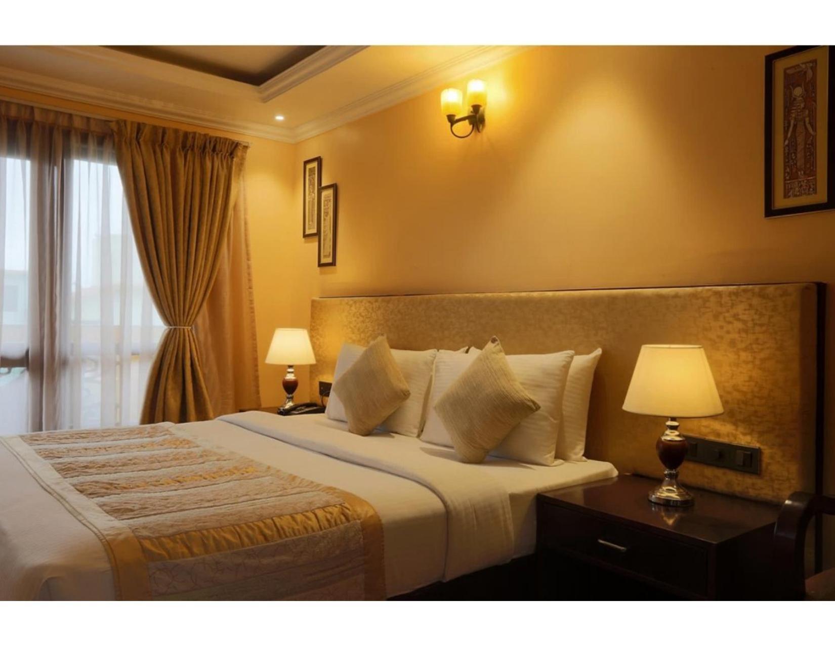 Hotel Silky Palace Near Igi Airportt 뉴델리 외부 사진