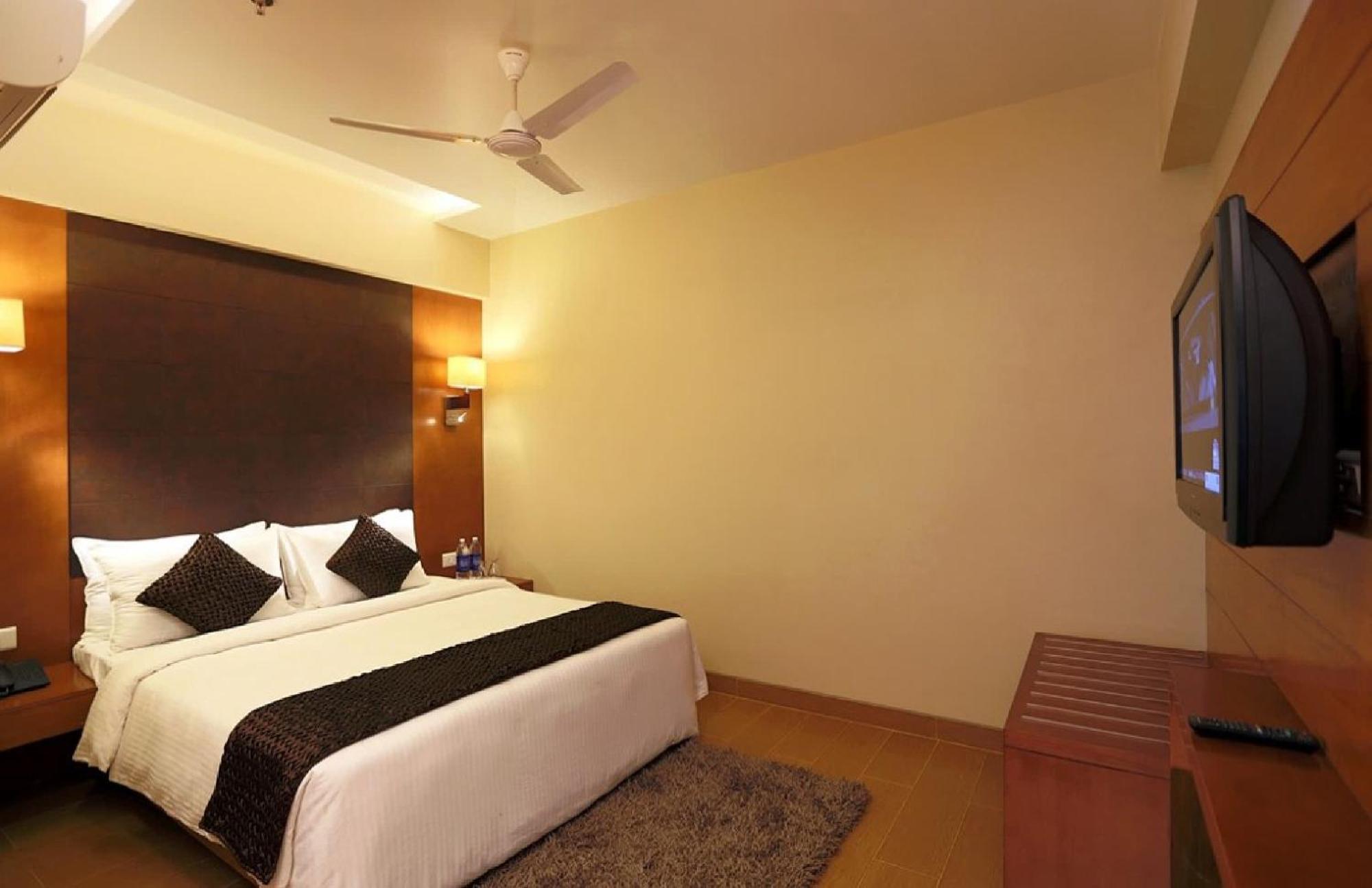 Hotel Silky Palace Near Igi Airportt 뉴델리 외부 사진
