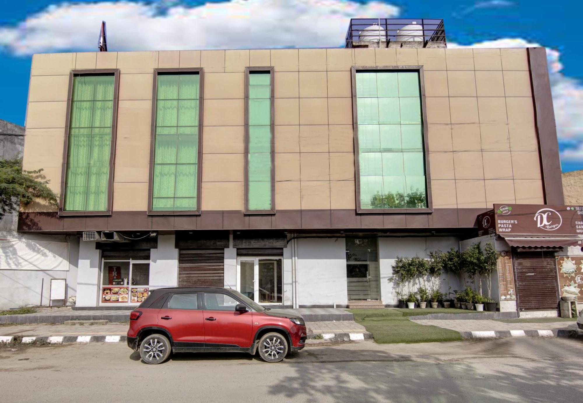 Hotel Silky Palace Near Igi Airportt 뉴델리 외부 사진
