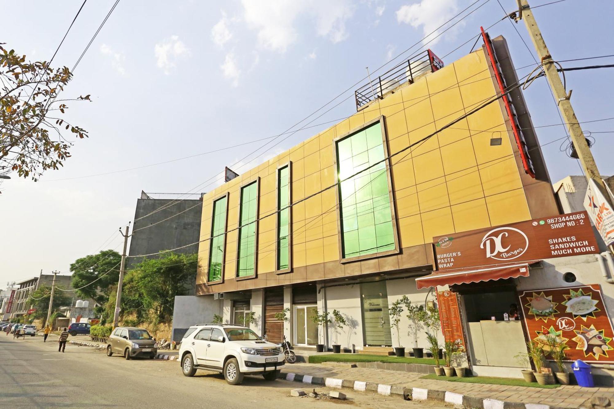 Hotel Silky Palace Near Igi Airportt 뉴델리 외부 사진